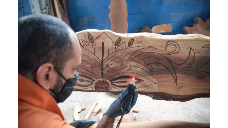 Do lixo ao luxo: garis artesãos transformam troncos de árvores em obras arte