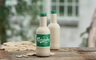Empresa lança cerveja em garrafa de papel e fibras de madeira para não causar ressaca ao meio ambiente