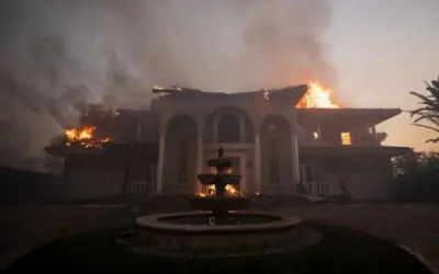 Incêndios florestais na Califórnia queimam dezenas de mansões