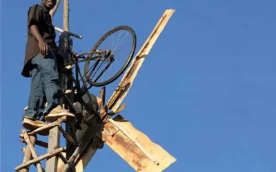Jovem de 14 anos gerou energia com invenção feita de sucata