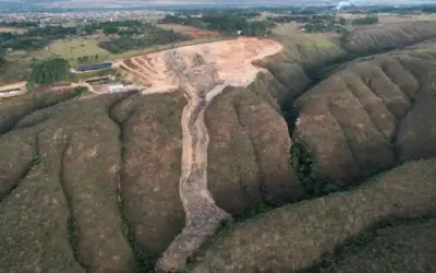 Tragédia ambiental em Padre Bernardo expõe impacto de deslizamento de aterro